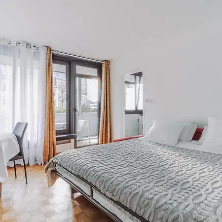 Perfect Living-staying In - Sun & Eiffel Tower Apartman