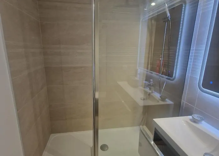 Large With Terrace And Sun - Eiffel Tower * باريس